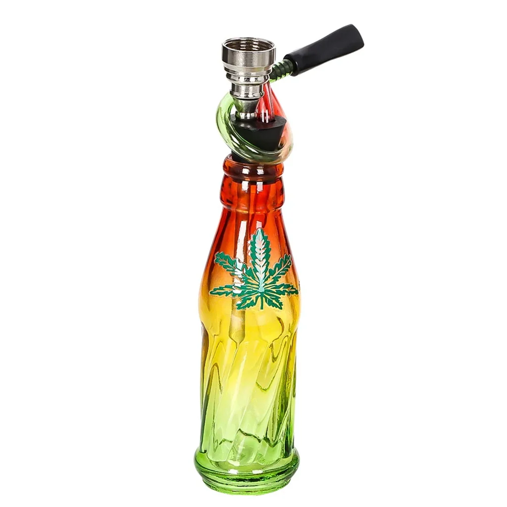 Pipa de cristal con forma de botella, colores rojo, amarillo y verde, hoja de cannabis decorativa, cazoleta metálica y boquilla negra lateral.
