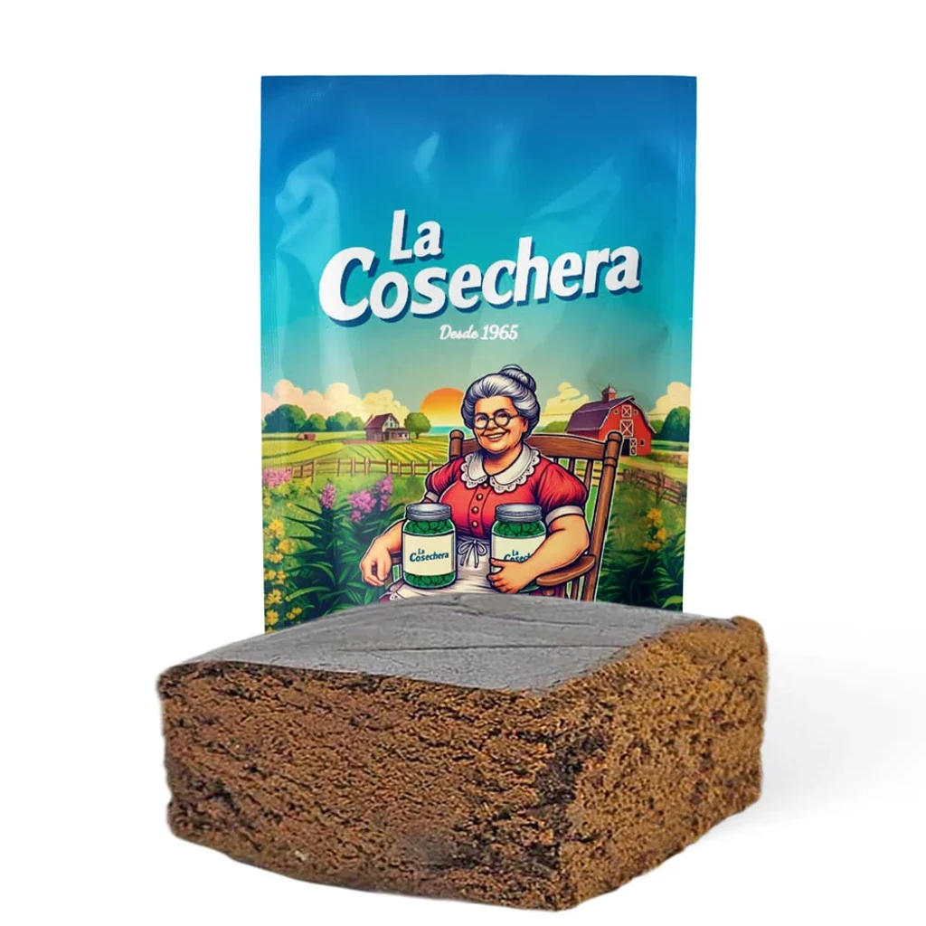Bloque marrón de CBD Hash La Cosechera Choco Polen ante una bolsa turquesa con una mujer ilustrada y el texto «La Cosechera».