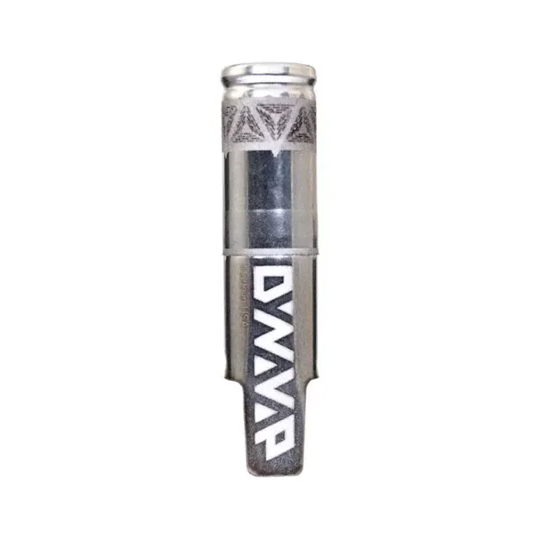 Tapa de recambio DynaVap The Ball R Cap en posición vertical, con acabado plateado, motivos geométricos y lengüeta con logotipo.