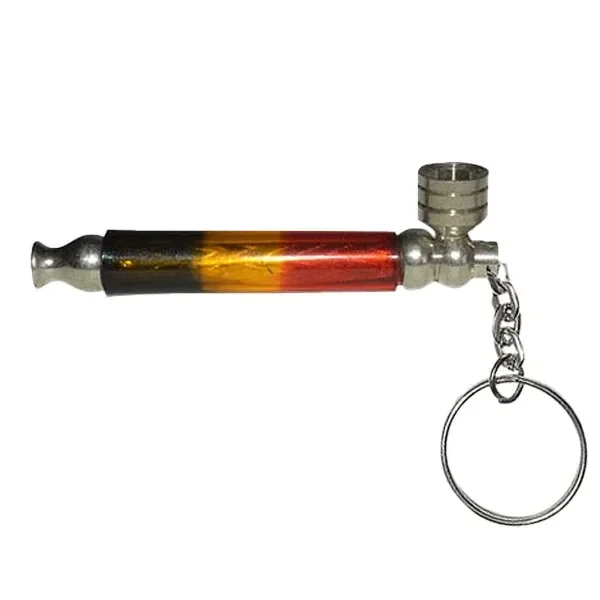 Pipa metálica de llavero con cuerpo negro, amarillo y rojo, cazoleta plateada y cadena con anilla sobre fondo blanco.