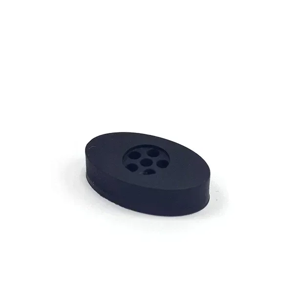 Boquilla negra IQ2 de Da Vinci, de forma ovalada y perfil bajo, con varios orificios en una cavidad circular central.