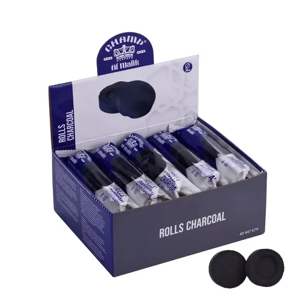 Expositor morado de carbón Al Malik con varios rollos envueltos y pastillas negras redondas en primer plano sobre fondo blanco. Expositor morado de carbón Al Malik con varios rollos envueltos y pastillas negras redondas en primer plano sobre fondo blanco.