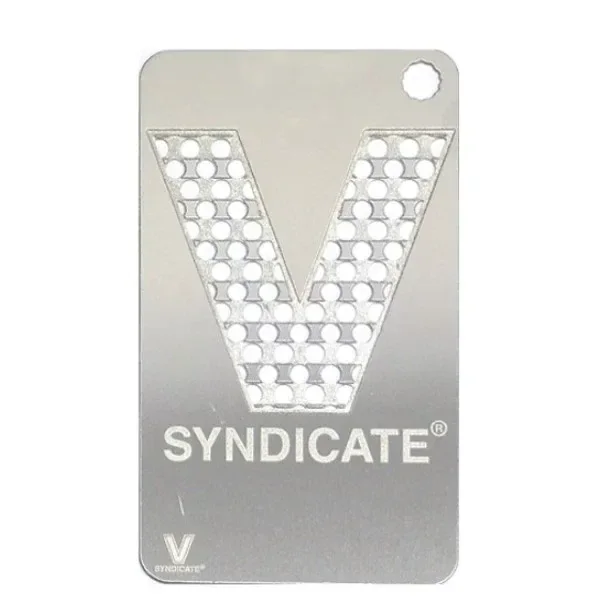 Grinder de tarjeta V Syndicate plateado, con perforaciones en forma de V, esquinas redondeadas y un orificio en la parte superior. Grinder de tarjeta V Syndicate plateado, con perforaciones en forma de V, esquinas redondeadas y un orificio en la parte superior.
