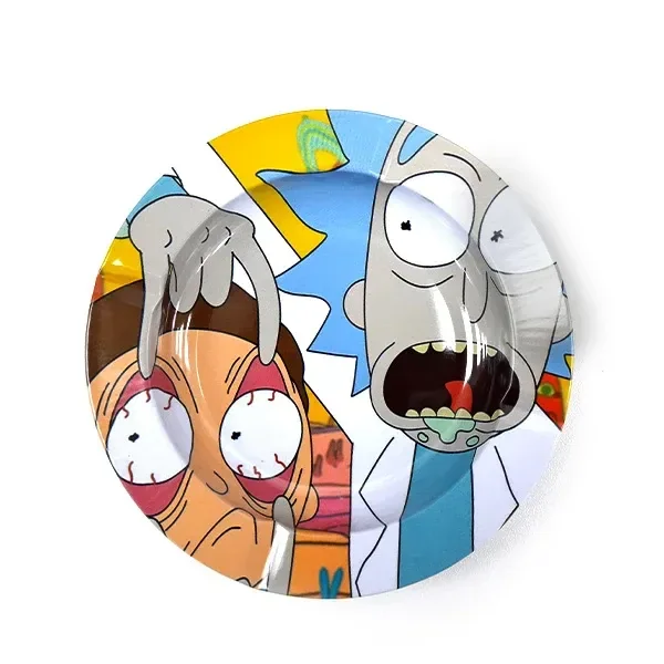 Cenicero redondo con muescas en el borde y dibujo multicolor de Rick y Morty con ojos muy abiertos, sobre fondo blanco.