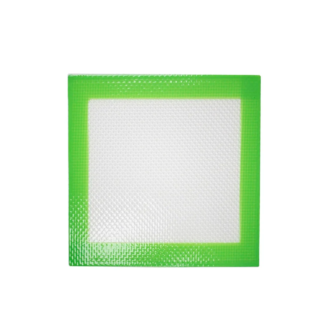 Tapete cuadrado de silicona Easy Garden Smokers con borde verde y centro blanco translúcido de textura reticulada sobre fondo blanco. Tapete cuadrado de silicona Easy Garden Smokers con borde verde y centro blanco translúcido de textura reticulada sobre fondo blanco.