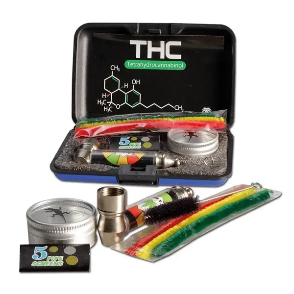 Estuche abierto con texto THC y fórmula química, junto a pipas metálicas, recipientes plateados, rejillas y cepillos de colores.