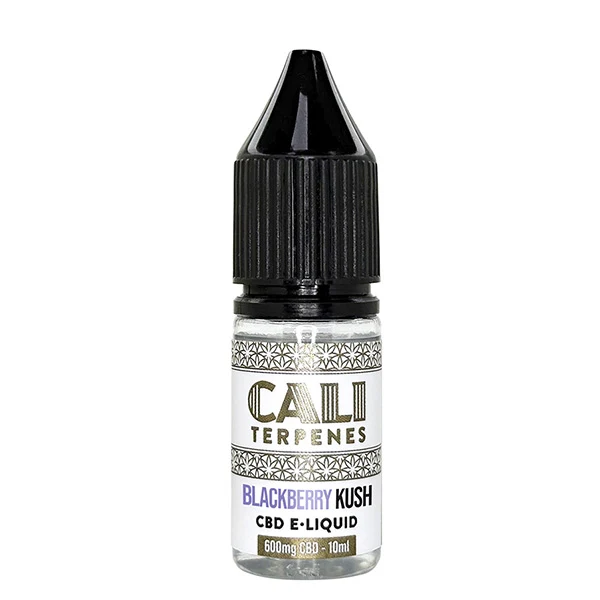 Frasco de e-liquid CBD Blackberry Kush de Cali Terpenes con tapón negro y etiqueta blanca que indica 600 mg de CBD y 10 ml.