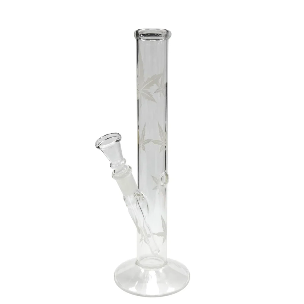 Bong de cristal transparente con tubo recto, motivos de hojas talladas, cazoleta lateral inclinada y base circular sobre fondo blanco.
