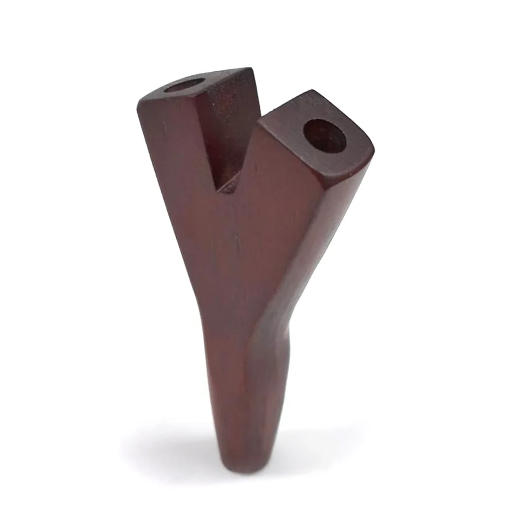 Pipa de madera marrón en forma de V, con dos brazos perforados y cuerpo alargado, sobre fondo blanco.