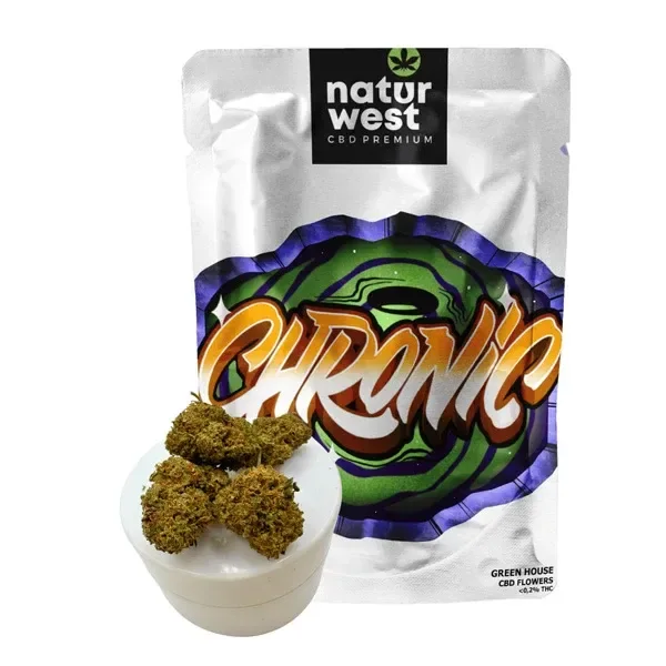 Bolsa plateada Naturwest Chronic con diseño verde y morado y letras naranjas, junto a varios cogollos sobre un soporte blanco.