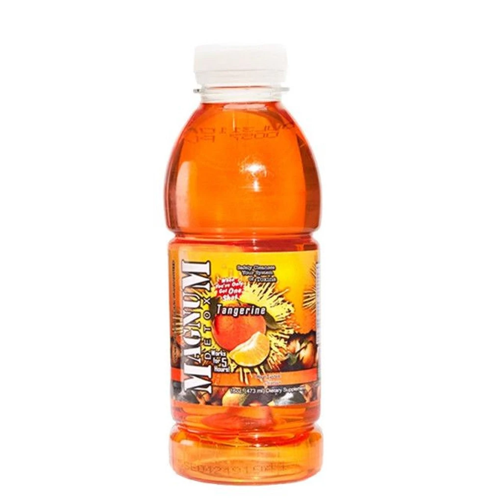 Botella de Magnum Detox Tangerine con líquido naranja, tapón blanco y etiqueta con una mandarina, aislada sobre fondo blanco. Botella de Magnum Detox Tangerine con líquido naranja, tapón blanco y etiqueta con una mandarina, aislada sobre fondo blanco.