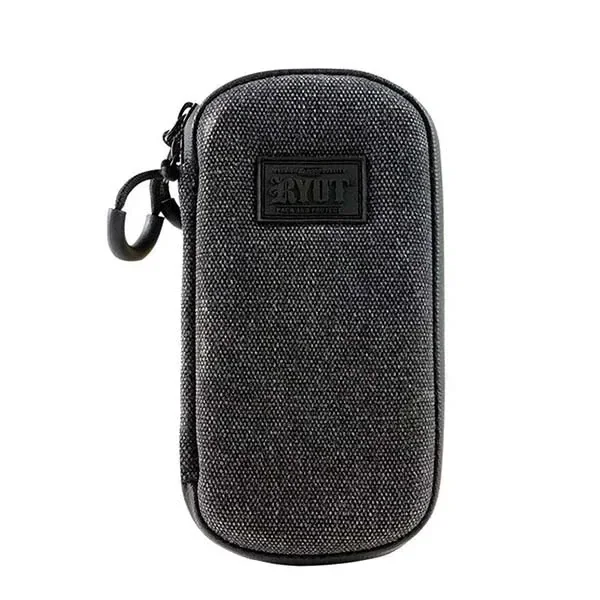 Estuche negro de textura jaspeada y forma rectangular con esquinas redondeadas, cierre de cremallera y mosquetón lateral.