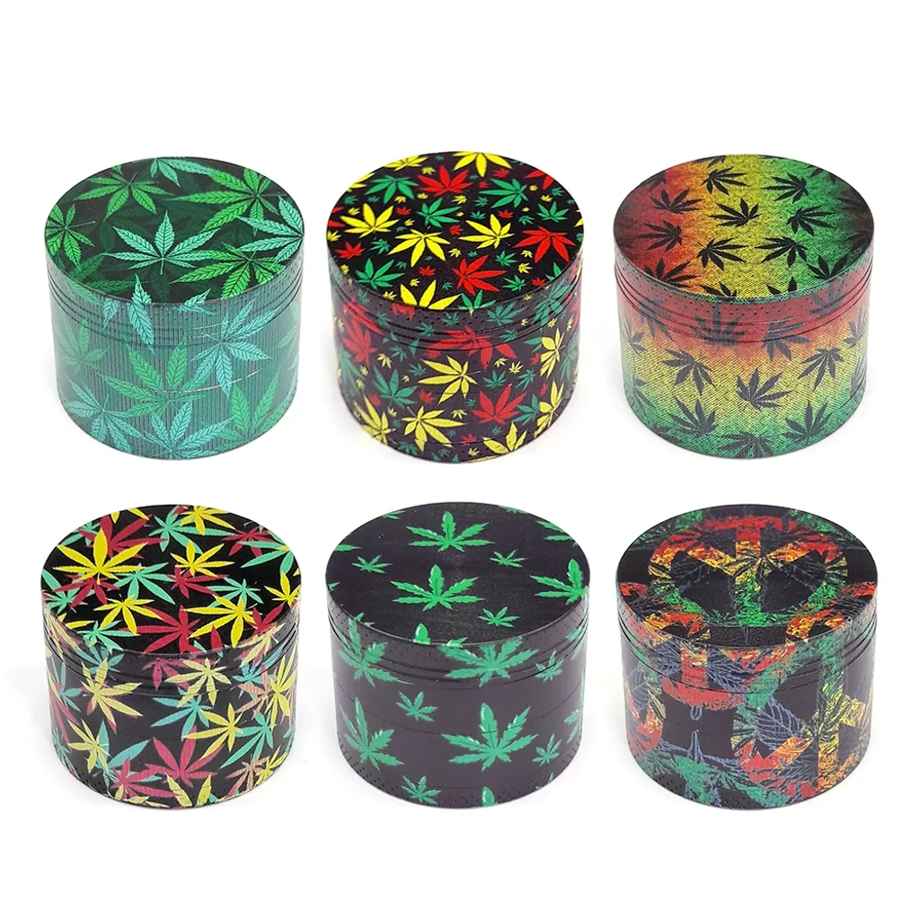 Grinders cilíndricos Peace Leaves con distintos estampados de hojas de cannabis verdes y multicolores, uno con símbolo de la paz.