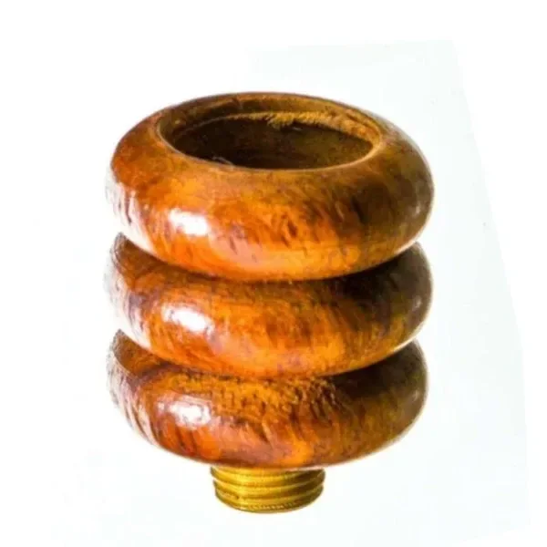 Cazoleta Madera Michelin marrón, con cuerpo de aros redondeados, abertura superior y conector roscado dorado sobre fondo blanco.