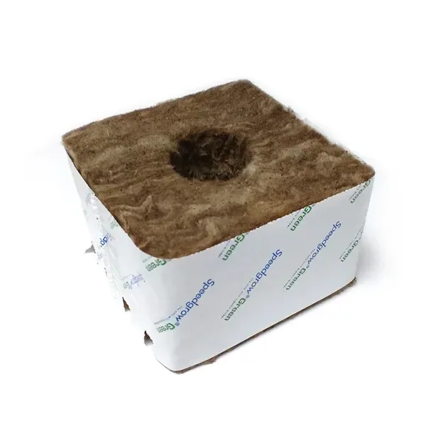 Taco propagador Speedgrow de superficie fibrosa marrón, con un agujero central grande y envoltura blanca en los laterales.