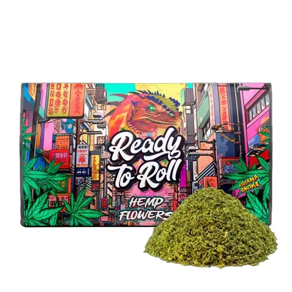Envase de Iguana Smoke Ready to Roll Strawberry Gelato con una iguana y una calle ilustradas, junto a un montón de material vegetal verde triturado.