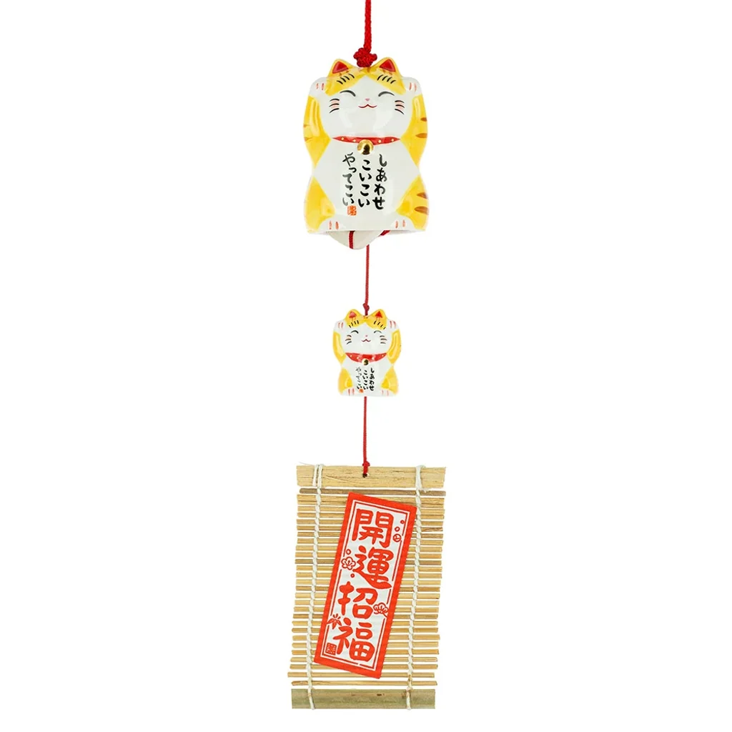 Campana furin Maneki Neko con gatos blancos y amarillos unidos por un cordón rojo y una esterilla colgante con caracteres japoneses. Campana furin Maneki Neko con gatos blancos y amarillos unidos por un cordón rojo y una esterilla colgante con caracteres japoneses.