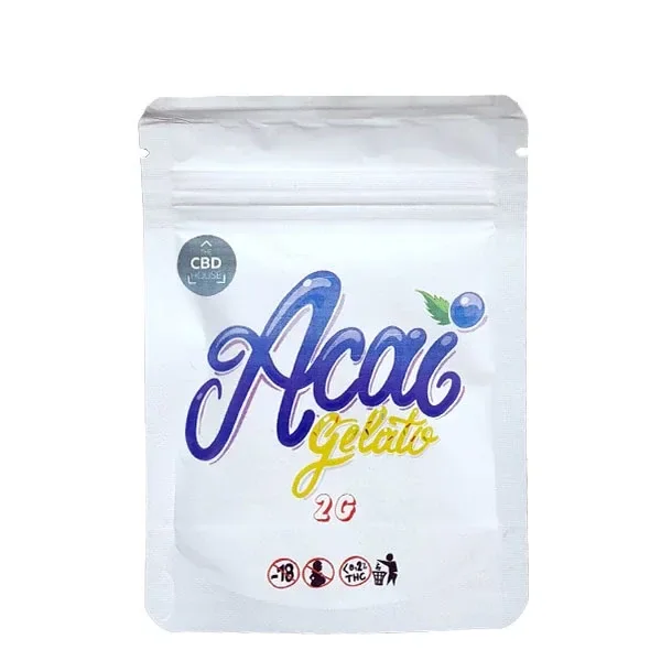 Bolsa blanca resellable de CBD House Açaí Gelato, con letras moradas y amarillas, ilustración de una baya y rótulo de 2 g.