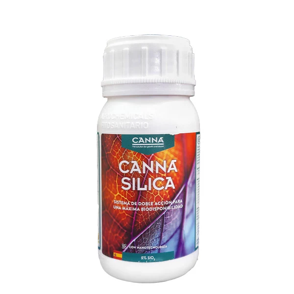 Bote blanco de suplemento CANNA Silica con tapón estriado y etiqueta multicolor con nervaduras de hojas, sobre fondo blanco. Bote blanco de suplemento CANNA Silica con tapón estriado y etiqueta multicolor con nervaduras de hojas, sobre fondo blanco.