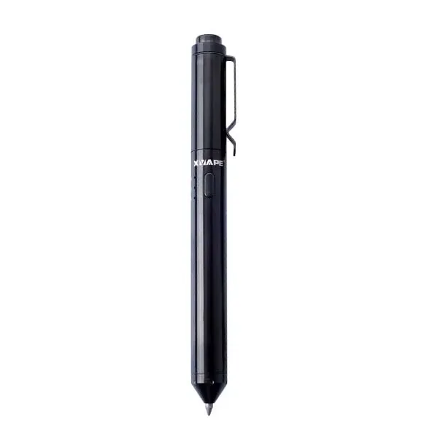 Vaporizador XVAPE negro de formato alargado, similar a un bolígrafo, con clip lateral, botón frontal y extremo puntiagudo.