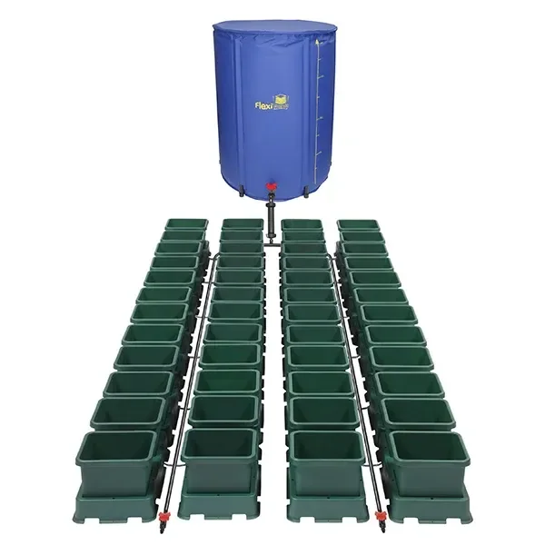 Sistema Easy2grow XL de Autopot con macetas verdes alineadas sobre bandejas, tuberías de conexión y depósito azul elevado al fondo.