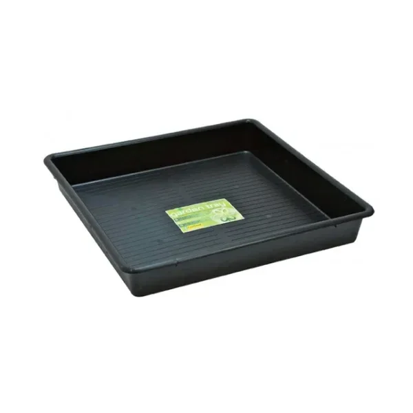 Bandeja de cultivo Garland negra y cuadrada, vista en perspectiva, con bordes elevados, base estriada y etiqueta verde central.