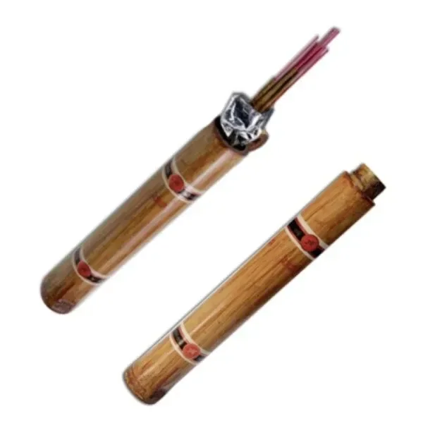 Incienso Rose en cañas de bambú decoradas, una abierta con varillas que sobresalen y otra cerrada, sobre fondo blanco. Incienso Rose en cañas de bambú decoradas, una abierta con varillas que sobresalen y otra cerrada, sobre fondo blanco.