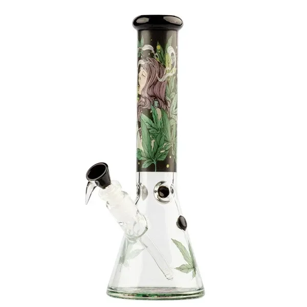 Bong de cristal con base cónica, cazoleta lateral y borde negro; el tubo muestra una figura femenina y hojas de cannabis.