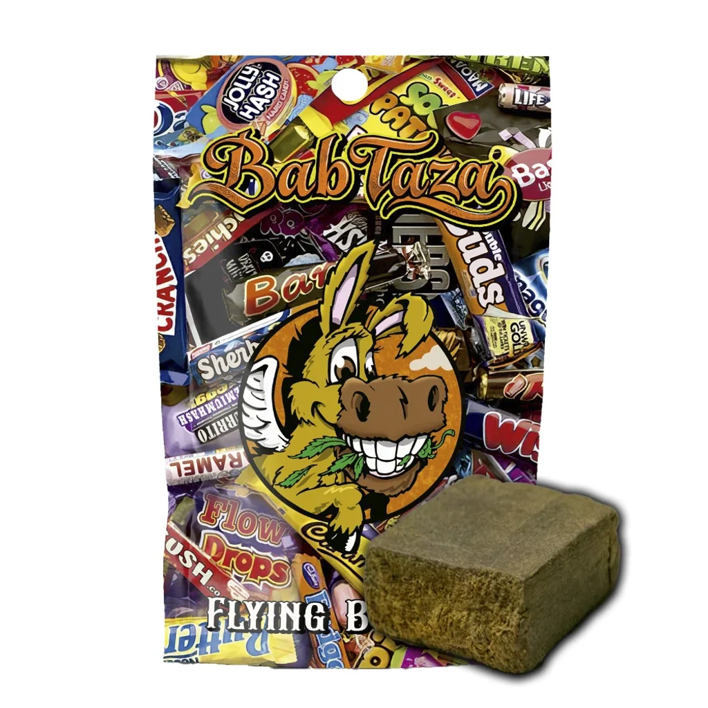 Bloque marrón de hash Flying Burrito delante de una bolsa Bab Taza multicolor, decorada con un burro sonriente y motivos de golosinas.