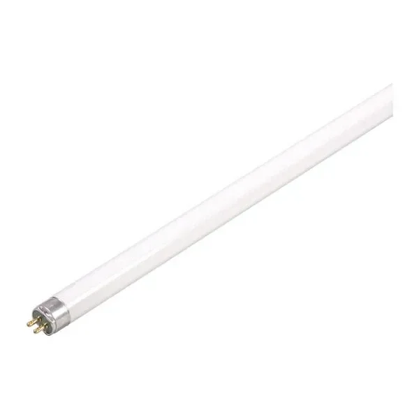Tubo T5 blanco dispuesto en diagonal sobre fondo blanco, con casquillo metálico y dos pines visibles en el extremo inferior izquierdo.