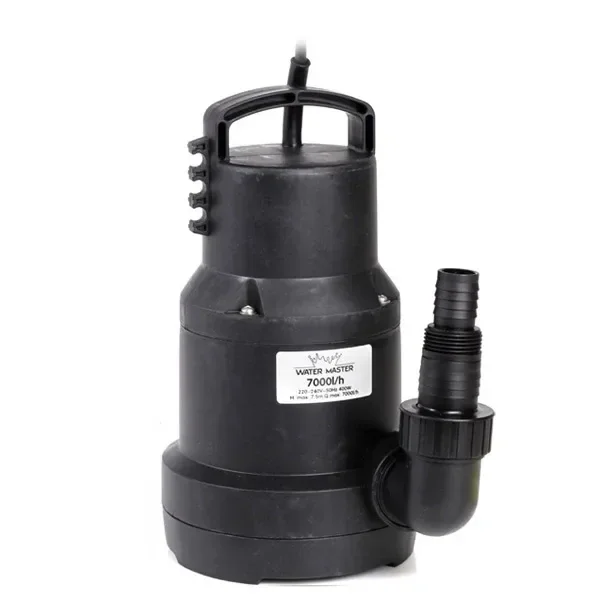 Bomba de agua Water Master negra con asa superior, cable y salida lateral acodada con conexión estriada, sobre fondo blanco.