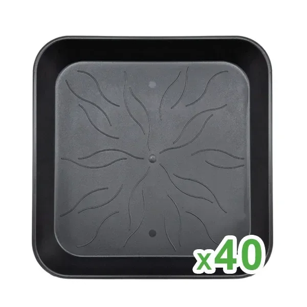 Plato cuadrado Easy Garden negro visto desde arriba, con bordes elevados y surcos curvos en la base; rótulo «x40» en una esquina. Plato cuadrado Easy Garden negro visto desde arriba, con bordes elevados y surcos curvos en la base; rótulo «x40» en una esquina.