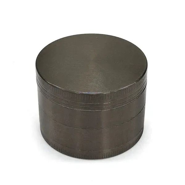 Grinder cilíndrico Gunmetal Easy Garden Smokers cerrado, de tono gris oscuro, con tapa lisa, divisiones horizontales y bordes estriados.