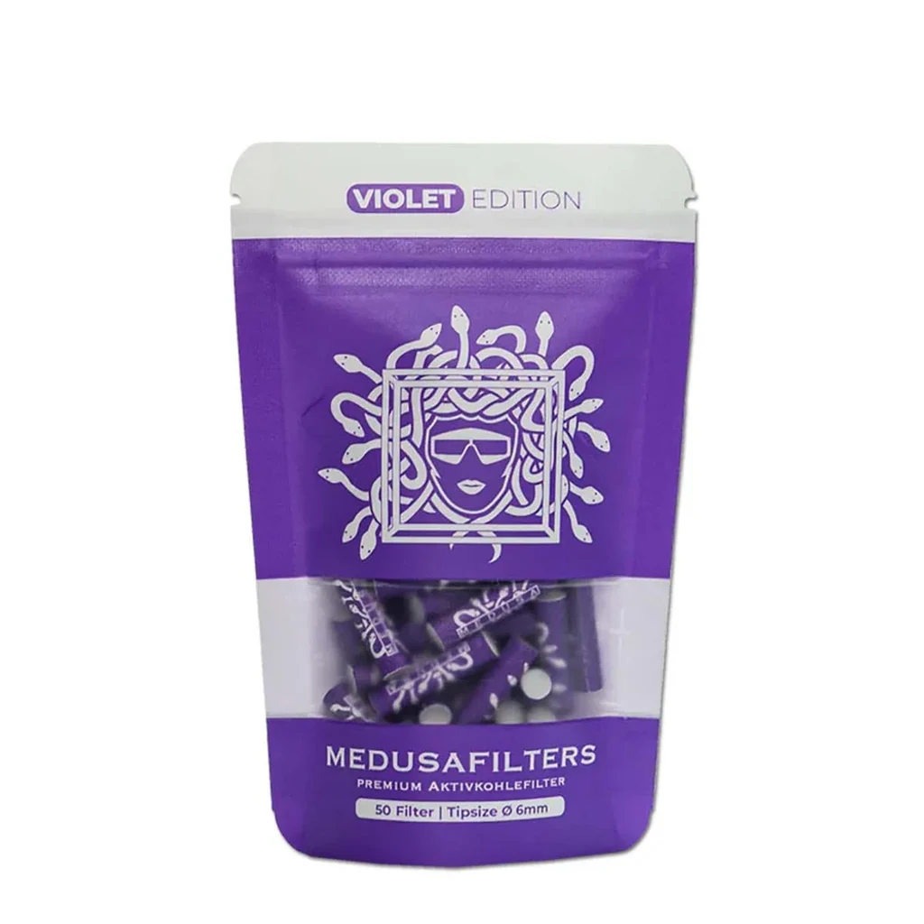 Bolsa violeta MedusaFilters Violet Edition con ilustración de Medusa y ventana transparente que deja ver los filtros morados.