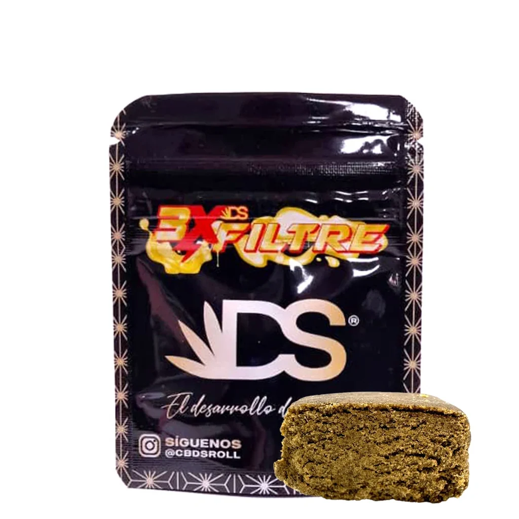 Hash Cbdsroll Triple Filtre con un bloque marrón de interior granulado delante de una bolsa negra con cierre y logotipo de la marca.