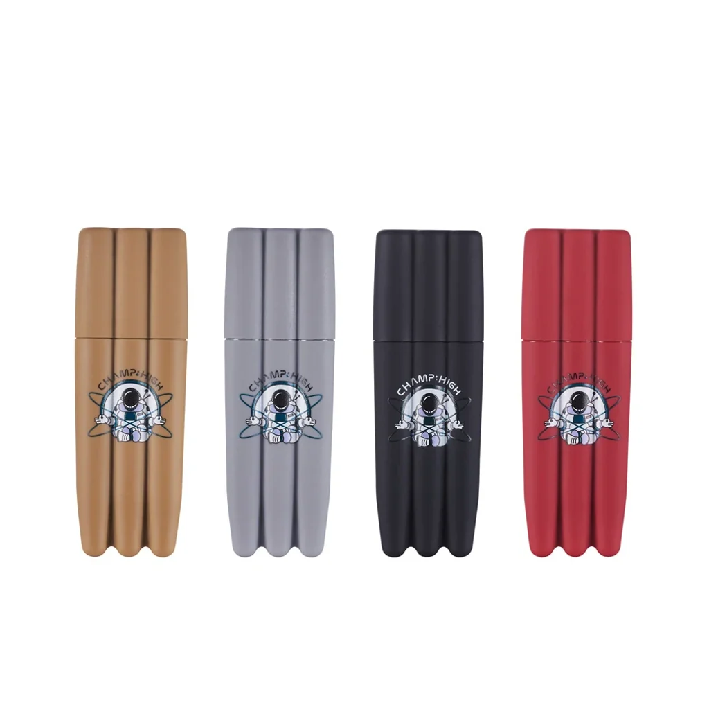 Cuatro variantes de estuche triple para cigarros en dorado, gris, negro y rojo, con cuerpo acanalado y dibujo de astronauta.