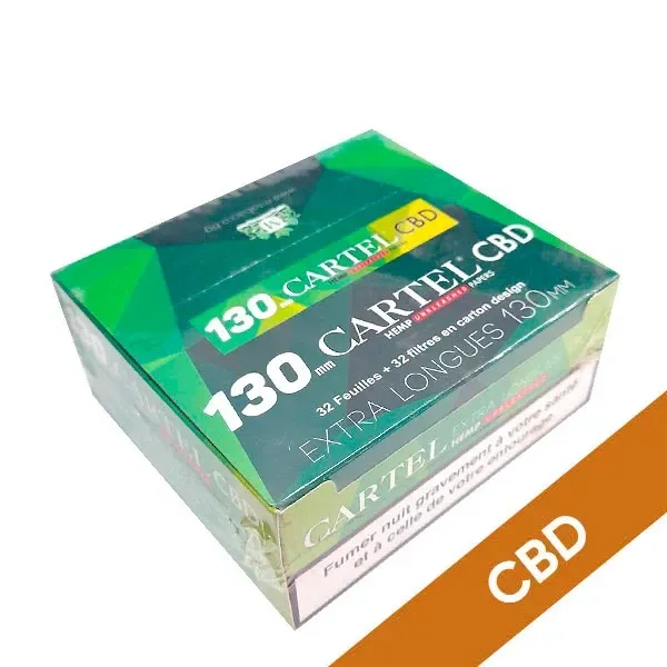 Caja verde de papel Cartel Hemp Unbleached con las inscripciones CBD, 130 mm y 32 hojas más 32 filtros, vista en perspectiva.