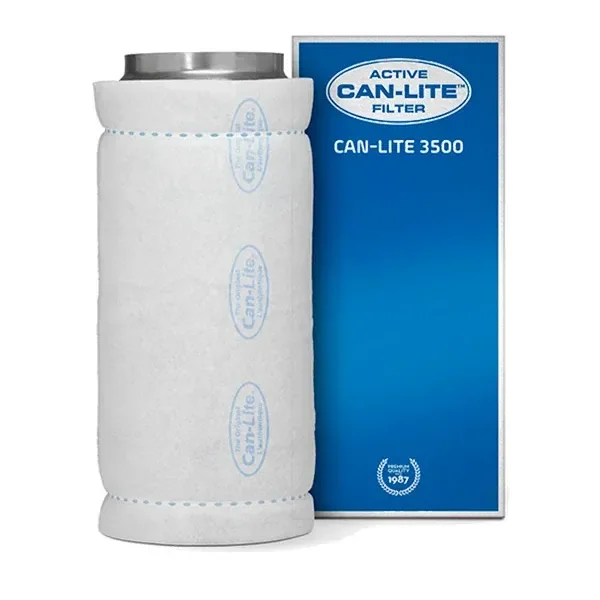 Filtro CAN-Lite 3500 cilíndrico con cubierta blanca y boca metálica superior, junto a su caja azul con el nombre del modelo. Filtro CAN-Lite 3500 cilíndrico con cubierta blanca y boca metálica superior, junto a su caja azul con el nombre del modelo.
