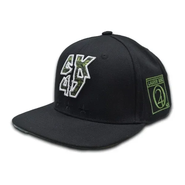 Gorra negra de visera plana vista de tres cuartos, con bordado frontal AK-47 en blanco y verde y parche lateral verde.