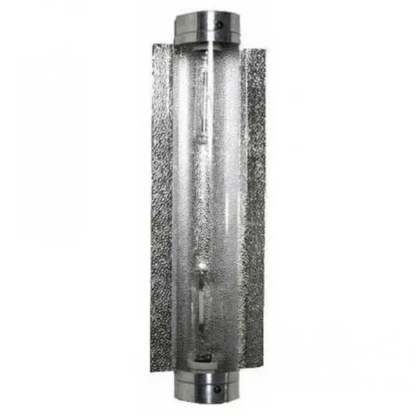 Cool Tube en posición vertical, con cilindro transparente, extremos metálicos y reflector plateado de superficie texturada. Cool Tube en posición vertical, con cilindro transparente, extremos metálicos y reflector plateado de superficie texturada.