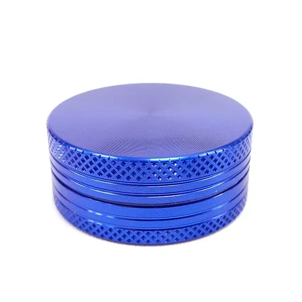 Grinder metálico azul cerrado, de forma cilíndrica, con tapa lisa, bordes moleteados y varias uniones horizontales.