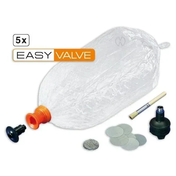 Kit Easy Valve con globo transparente de cuello naranja, boquilla, piezas negras, rejillas y cepillo; aparece el rótulo 5x Easy Valve.