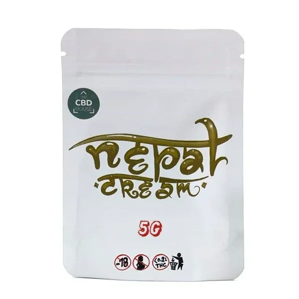 Bolsa blanca resellable de CBD House Nepal Cream, con letras doradas, indicación de 5 g en rojo y símbolos en la parte inferior.