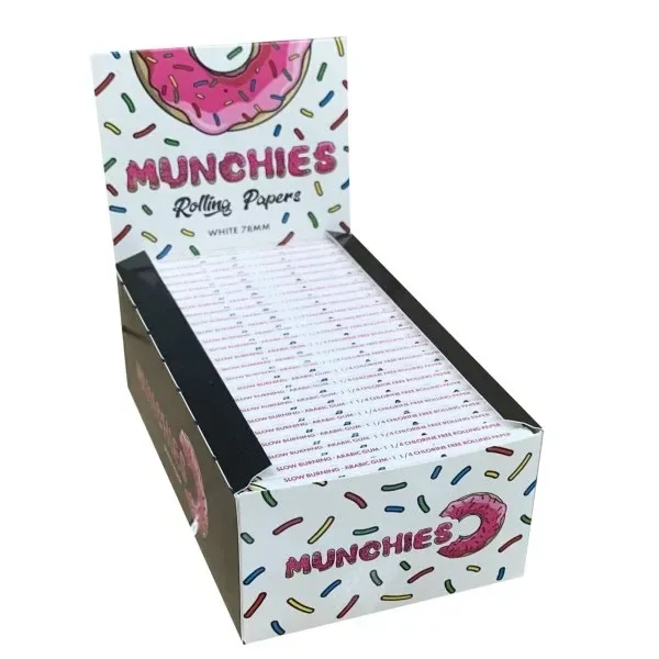 Expositor abierto de papel Munchies con varios libritos, decorado con una rosquilla rosa y virutas de colores sobre fondo blanco.