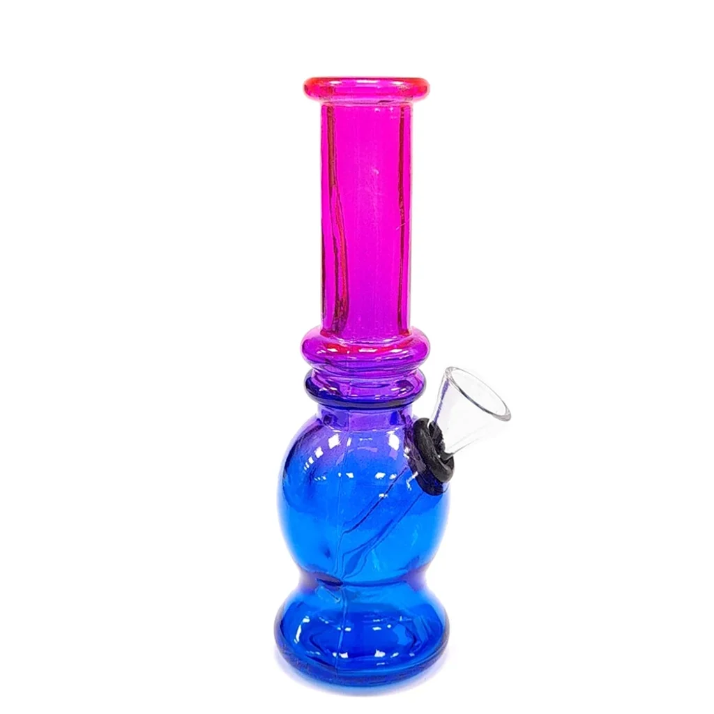 Bong de cristal con cuello largo rosa y violeta, cámara abombada azul, base redonda y cazoleta lateral transparente sobre fondo blanco.