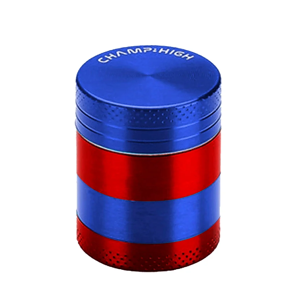 Grinder Champ High cilíndrico con franjas azules y rojas, bordes estriados y nombre de la marca en la tapa, sobre fondo blanco.