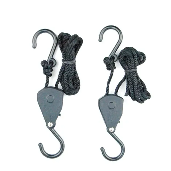 Poleas con freno Easy Garden con carcasas oscuras, cuerdas negras enrolladas y ganchos metálicos en ambos extremos, sobre fondo blanco.