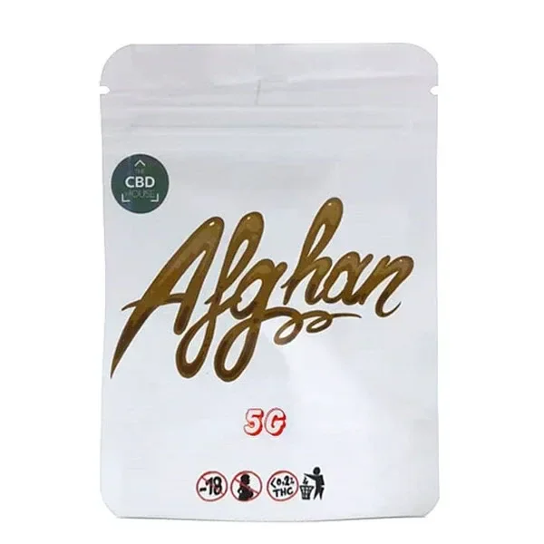 Bolsa blanca resellable de CBD House Afghan, con el nombre en letras doradas, la indicación de 5 g y pequeños símbolos en la base.