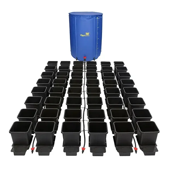 Sistema AutoPot con varias macetas cuadradas negras en filas, sobre bases conectadas por tubos a un depósito azul elevado.