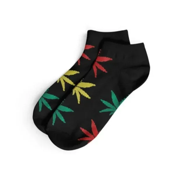 Calcetines cortos negros superpuestos, con estampado de hojas de cannabis en rojo, amarillo y verde sobre fondo blanco.